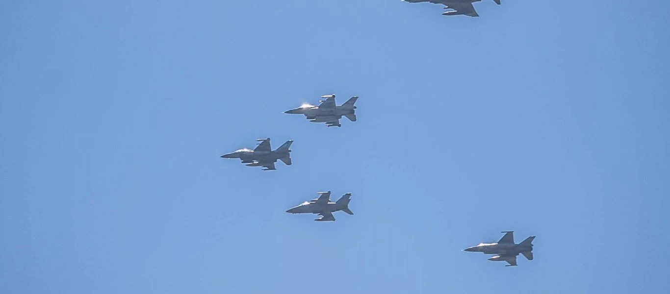 Πάτρα: Μαχητικά αεροσκάφη απέτισαν φόρο τιμής σε φωτογράφο - Πέταξαν πάνω από την κηδεία του (βίντεο)